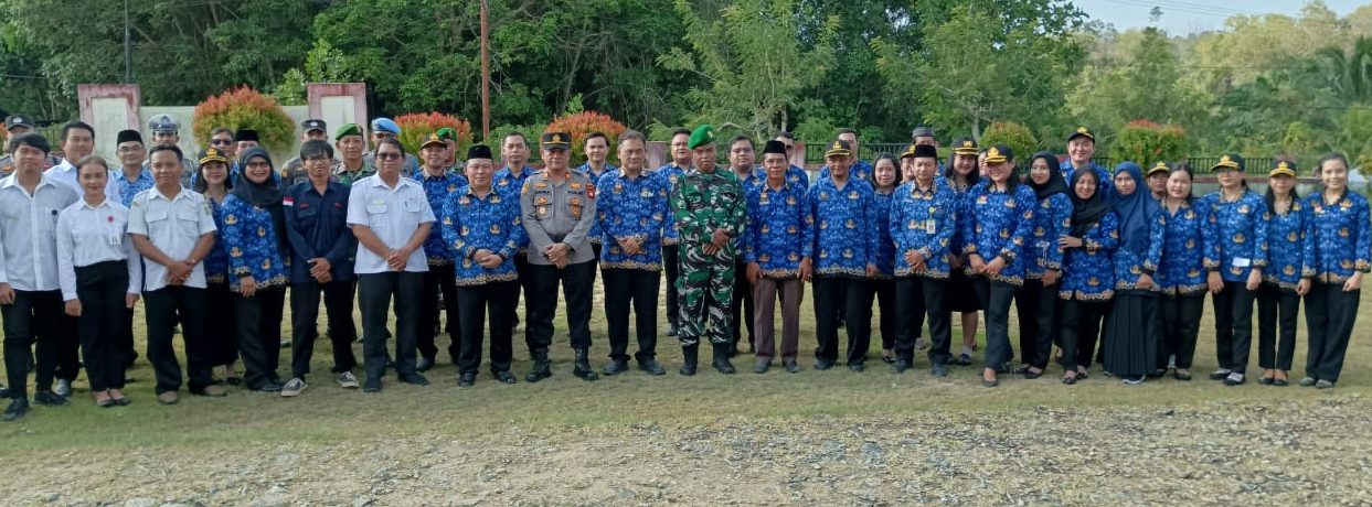 Read more about the article ASN Kecamatan Toba Laksanakan Apel Gabungan Pembacaan Ikrar Netralitas ASN dan Penandatanganan Pakta Integritas