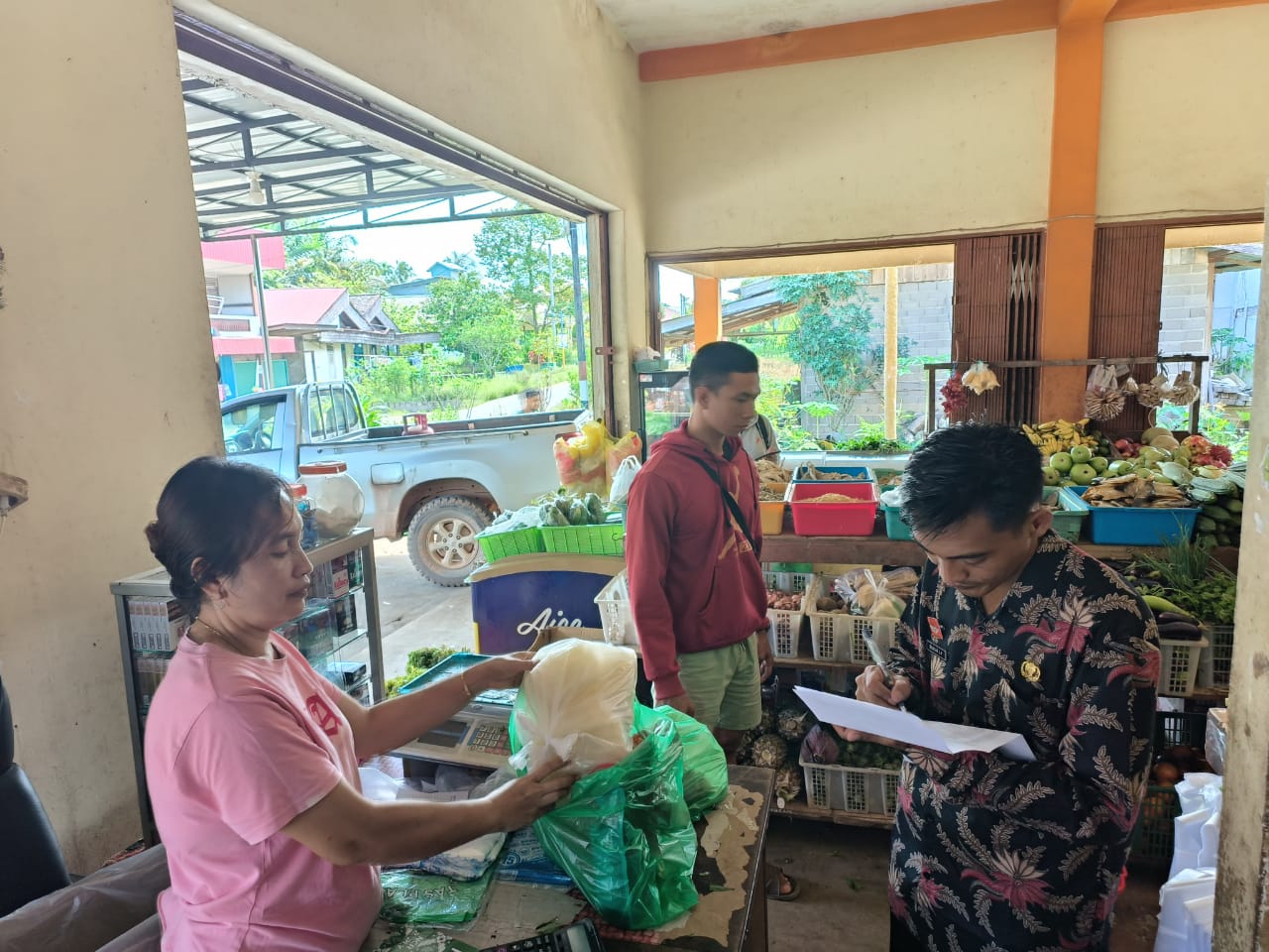 Read more about the article SEKSI EKONOMI DAN PEMBANGUNAN KEC. TOBA LAKUKAN MONITORING RUTIN HARGA PASAR DAN KEBUTUHAN POKOK