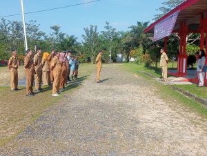 Read more about the article DALAM APEL PAGI, PLT. SEKCAM TOBA INGATKAN PENTINGNYA DISIPLIN KERJA