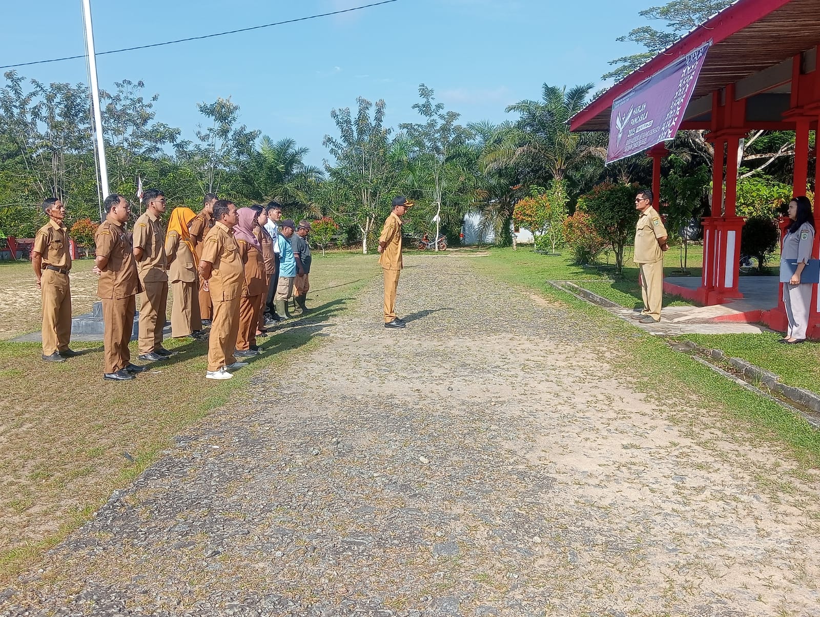 Read more about the article DALAM APEL PAGI, PLT. SEKCAM TOBA INGATKAN PENTINGNYA DISIPLIN KERJA