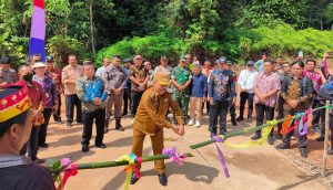 Read more about the article BUPATI SANGGAU YOHANES ONTOT RESMIKAN SPAM IKK DI KECAMATAN TOBA