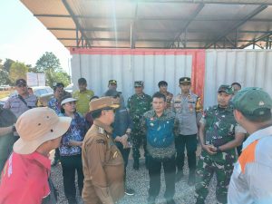 Read more about the article Camat Toba Dampingi Bupati Sanggau Tinjau Lokasi Pembangunan Smelter PT. KAN, SDN 08 dan Pustu di Desa Sansat