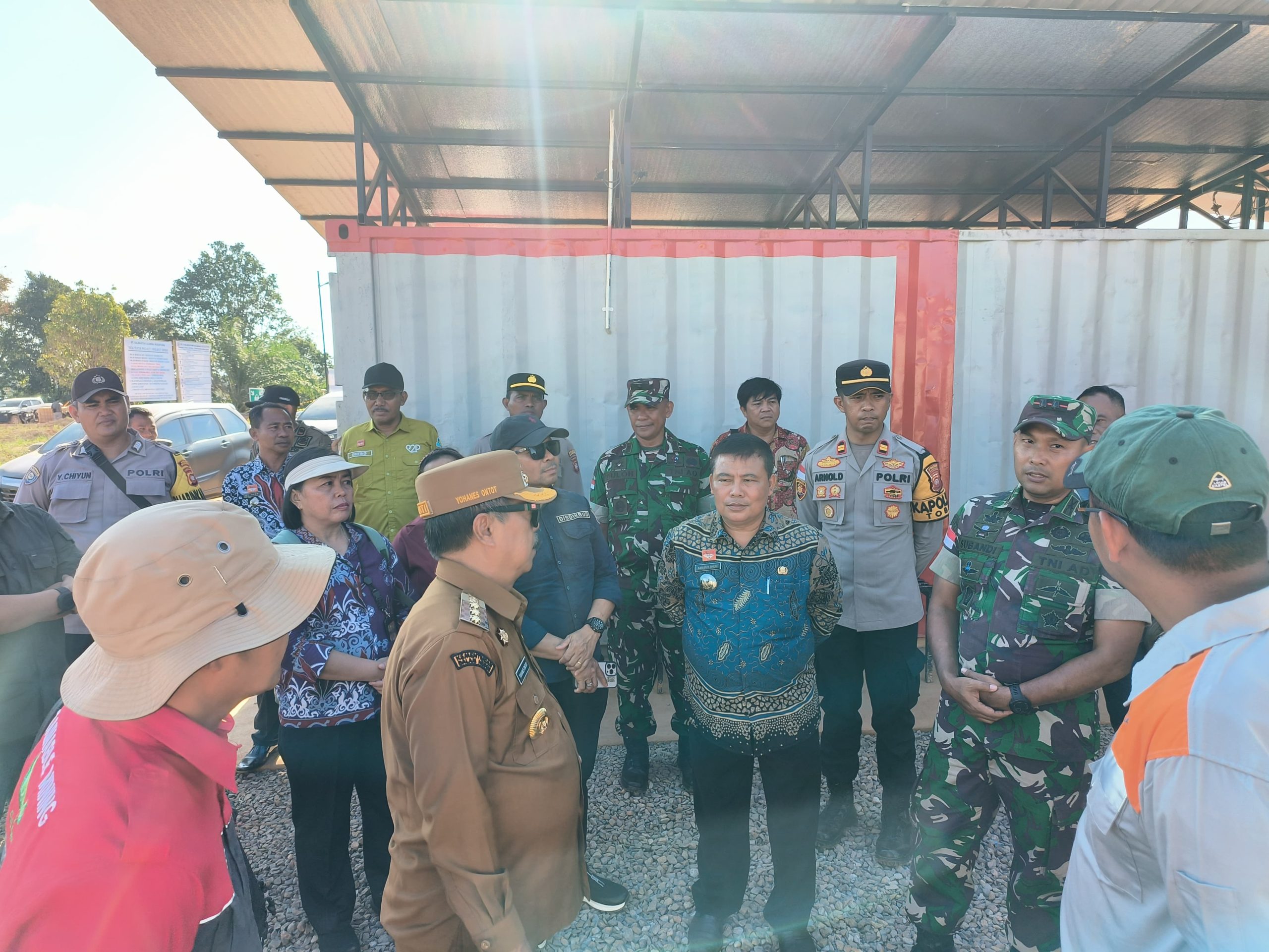 Read more about the article Camat Toba Dampingi Bupati Sanggau Tinjau Lokasi Pembangunan Smelter PT. KAN, SDN 08 dan Pustu di Desa Sansat