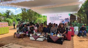 Read more about the article Camat Toba Hadiri Peresmian Rumah Layak Huni Program CSR  PT. Antam dan Kodim 1204/Sanggau