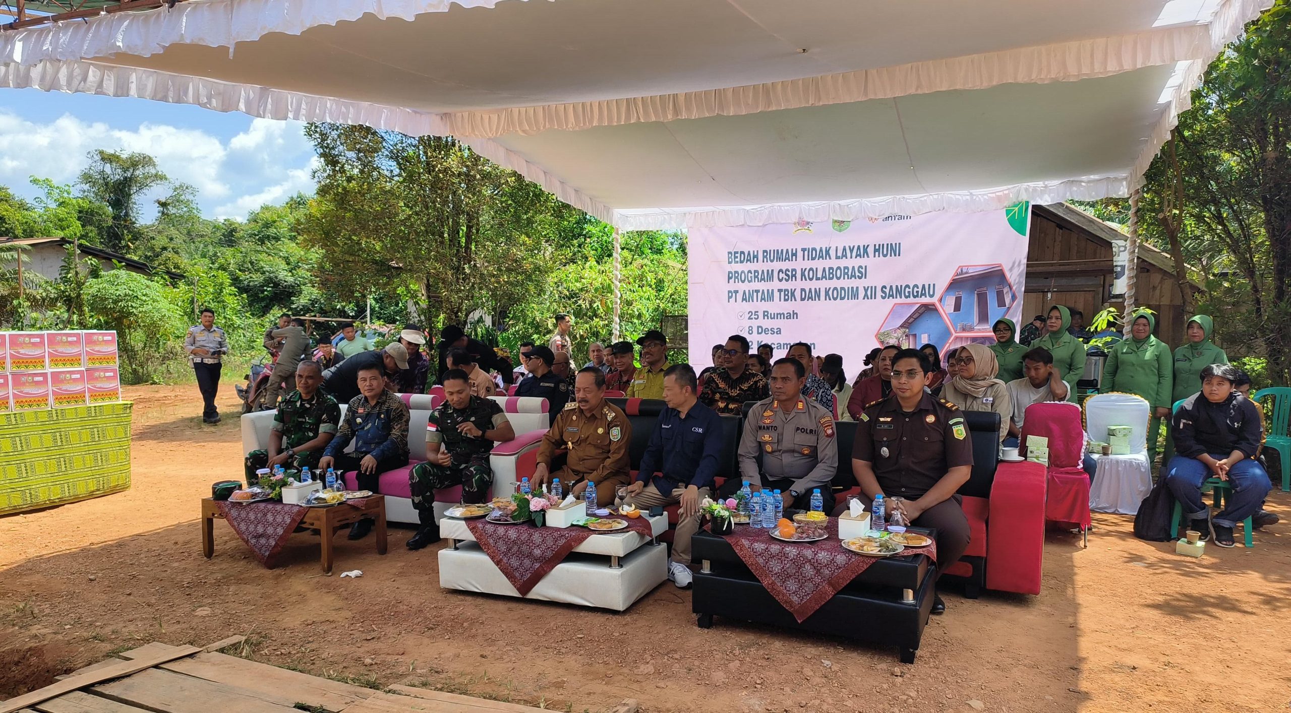 Read more about the article Camat Toba Hadiri Peresmian Rumah Layak Huni Program CSR  PT. Antam dan Kodim 1204/Sanggau