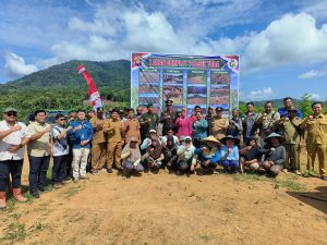 Read more about the article Camat Toba Hadiri Peringatan Hari Bhayangkara ke-79  di Areal Demplot 1 Penanaman Jagung Hibrida