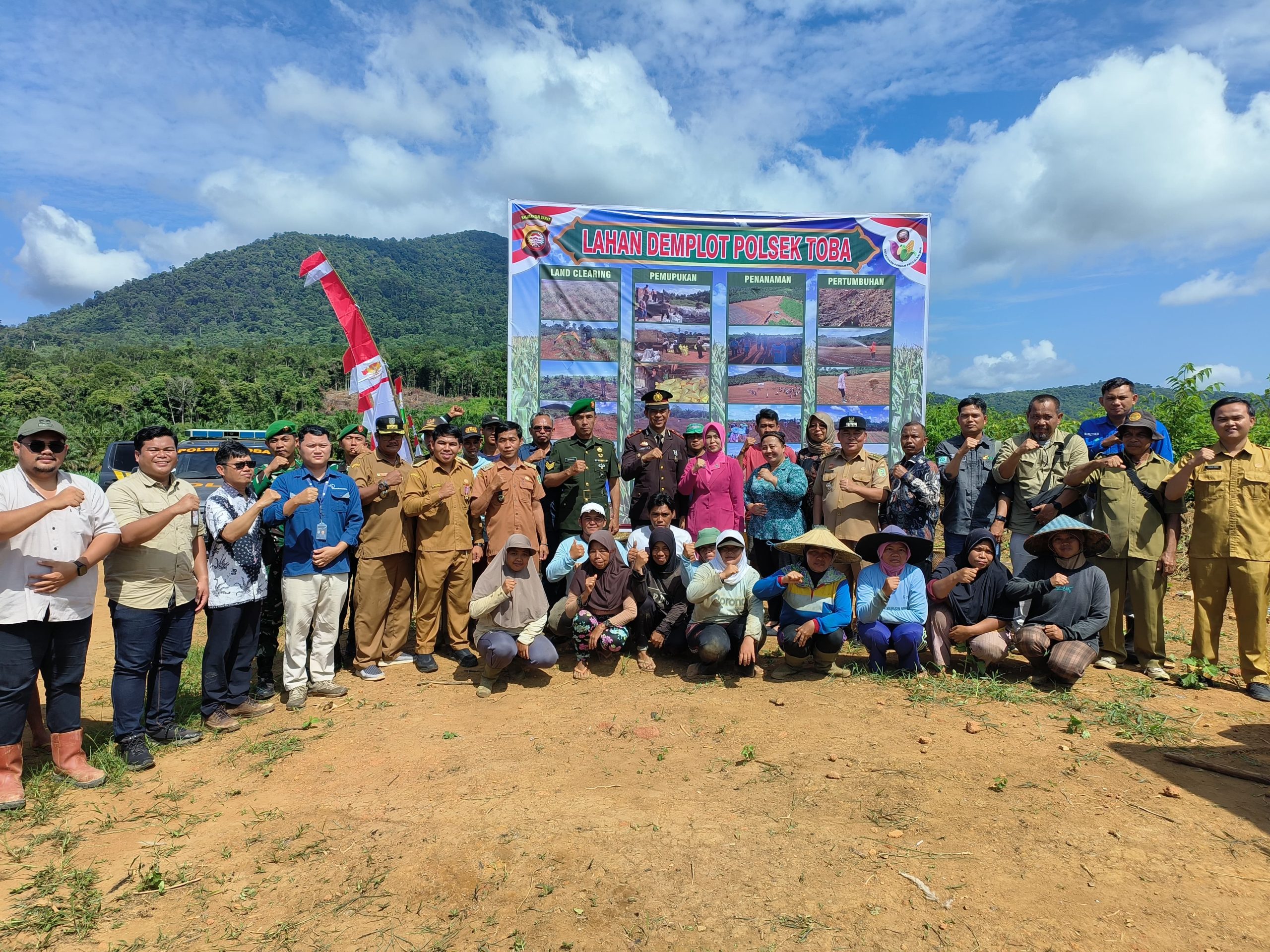Read more about the article Camat Toba Hadiri Peringatan Hari Bhayangkara ke-79  di Areal Demplot 1 Penanaman Jagung Hibrida